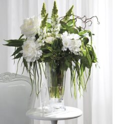 Цветочная композиция из белых роз, пионов и декоративных растений в вазе